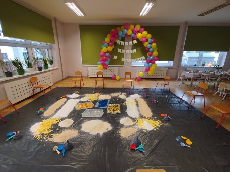 Sensoryczny Dzień Babci i Dziadka w grupie Biedronek.